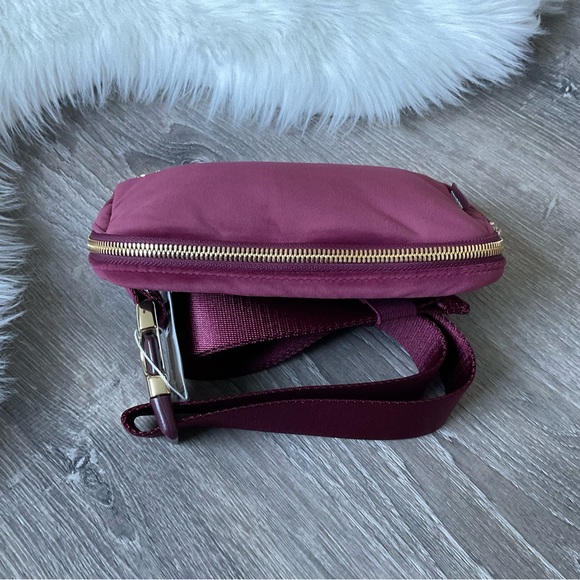 🍷LULULEMON Everywhere Belt Bag 1L Plush Wine Berry Velour With Gold Accents - Picture 2 of 6